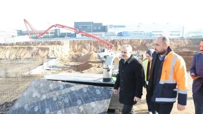 Çayırova’nın yeni meslek lisesinde temel betonu seriliyor