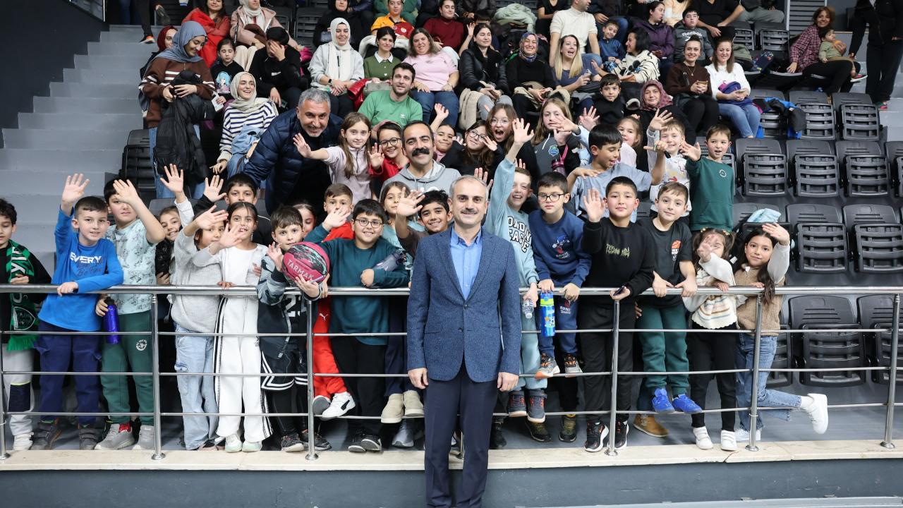 Çiftçi, basketbolsever miniklerin isteğini kırmadı