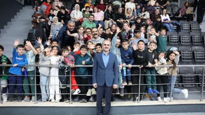 Çiftçi, basketbolsever miniklerin isteğini kırmadı