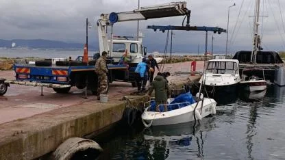 Darıca sahilinde usulsüz bağlanan tekneler kaldırıldı