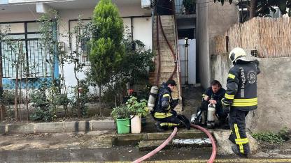 Darıca’daki yangında baba ve oğlu dumandan etkilendi