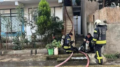 Darıca’daki yangında baba ve oğlu dumandan etkilendi