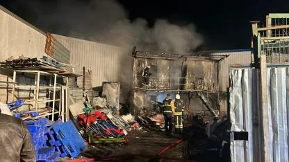 Geri dönüşüm deposunda yangın; 1 yaralı