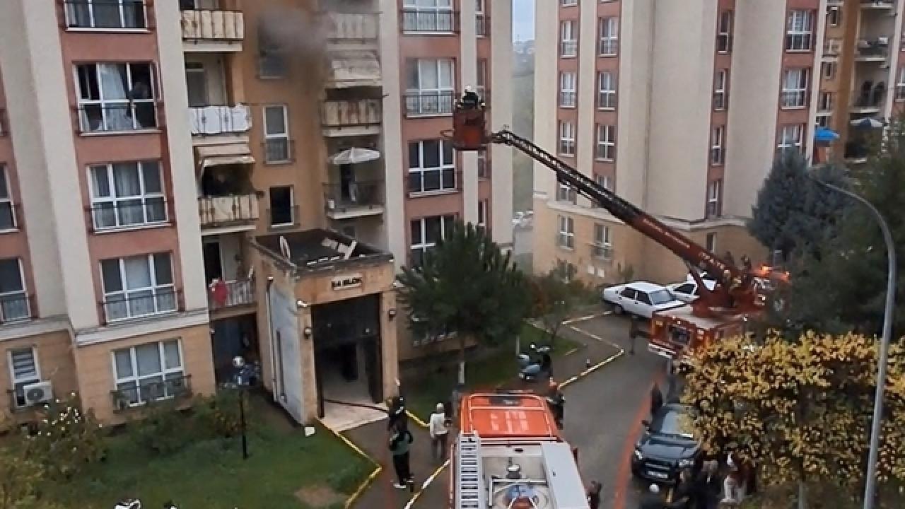 İtfaiye eri kendi hava maskesini, yangında mahsur kalan kişiye vererek kurtardı
