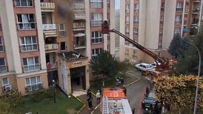 İtfaiye eri kendi hava maskesini, yangında mahsur kalan kişiye vererek kurtardı