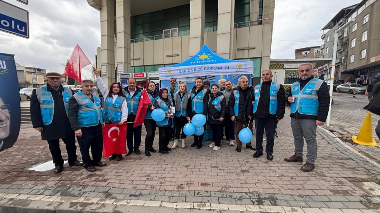 İYİ Parti Darıca'nın standına yoğun ilgi