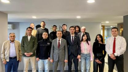 İYİ Parti Kocaeli, partiye katılan genç üyelere rozetleri takıldı.