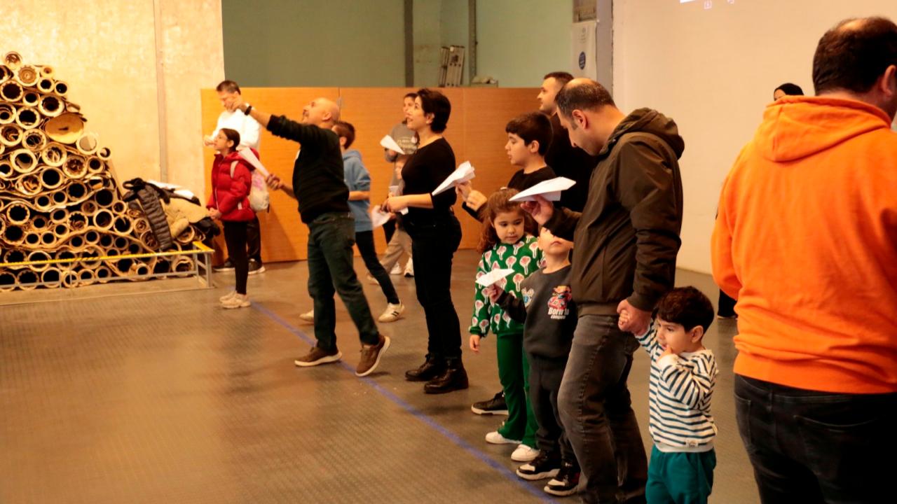 Kâğıt uçaklar geleceğin hayalleri için havalandı