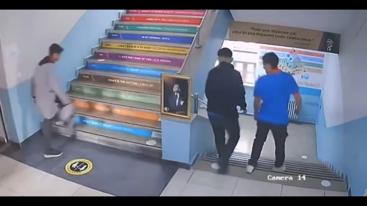 Lise öğrencilerin Atatürk hassasiyeti kamerada