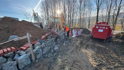 Mezarlıklara 6 bin metreküp taş duvar inşa ediliyor