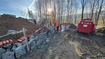 Mezarlıklara 6 bin metreküp taş duvar inşa ediliyor