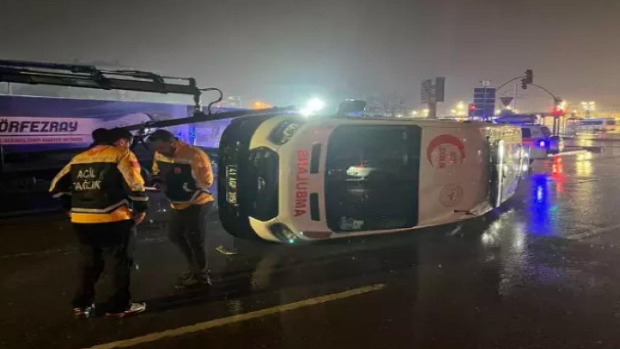 Minibüs ile çarpışan ambulans devrildi; 3’ü sağlık personeli, 6 yaralı