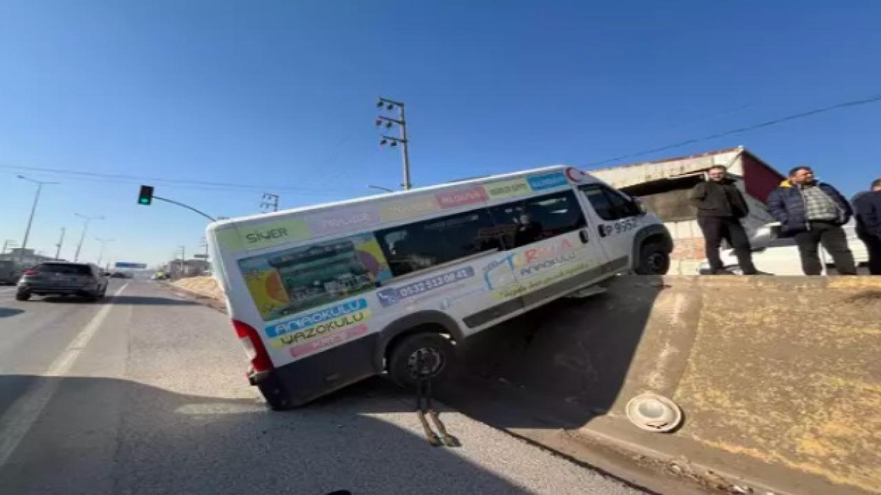 Park halindeki minibüs, caddeden D-100 kara yoluna düştü