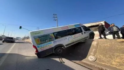 Park halindeki minibüs, caddeden D-100 kara yoluna düştü