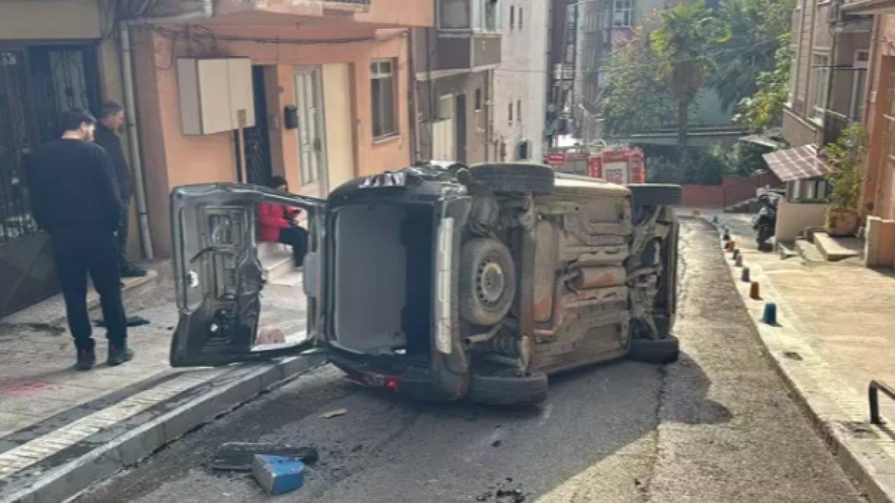 Park halindeyken hareket eden hafif ticari araç, duvara çarpıp devrildi
