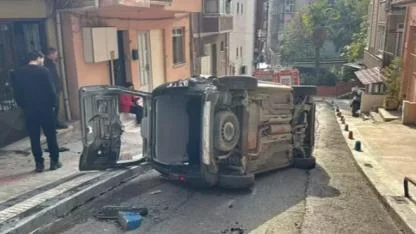 Park halindeyken hareket eden hafif ticari araç, duvara çarpıp devrildi