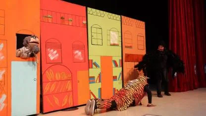 Renkli Çoraplı Kuzgun Minik Tiyatroseverlerle Buluştu