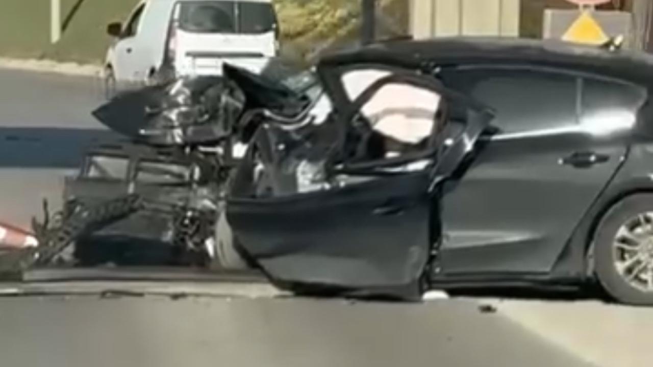 TEM’de otomobil gişeye çarptı; anne ve oğlu öldü!