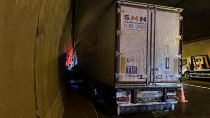 Tünelde otomobil, TIR ile duvar arasında sıkıştı; ulaşım aksadı