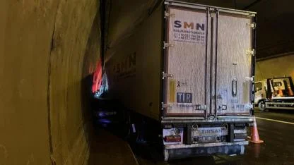 Tünelde otomobil, TIR ile duvar arasında sıkıştı; ulaşım aksadı