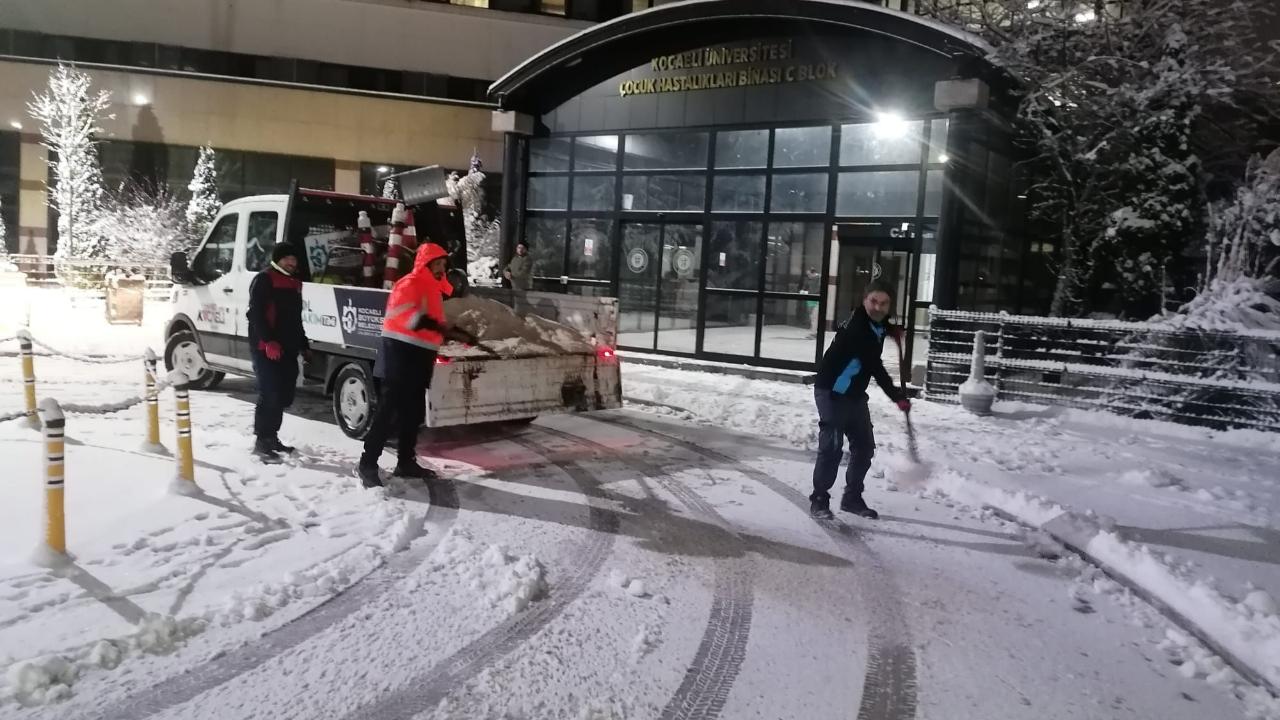 Büyükşehir, karla mücadelede 7/24 görevde