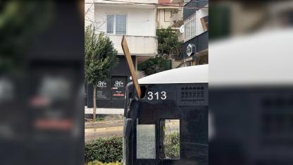 Çatıdan kopan kalas halk otobüsüne ok gibi saplandı !