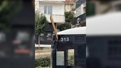 Çatıdan kopan kalas halk otobüsüne ok gibi saplandı !