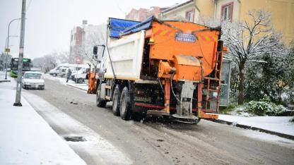 Çayırova’da ekipler karla mücadele çalışmalarını sürdürüyor