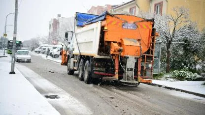 Çayırova’da ekipler karla mücadele çalışmalarını sürdürüyor