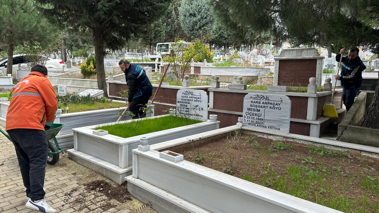 Çayırova’daki mezarlıklarda bakım onarım çalışmaları sürüyor