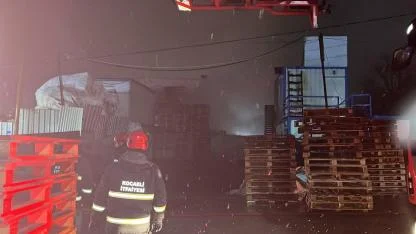 Çayırova’daki palet deposunda yangın çıktı