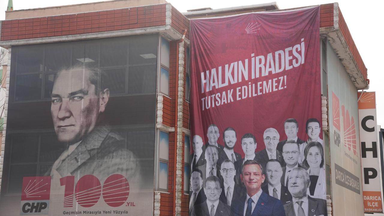CHP Darıca İlçe Başkanlığı binasına belediye başkanlarının pankartı asıldı