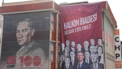 CHP Darıca İlçe Başkanlığı binasına belediye başkanlarının pankartı asıldı