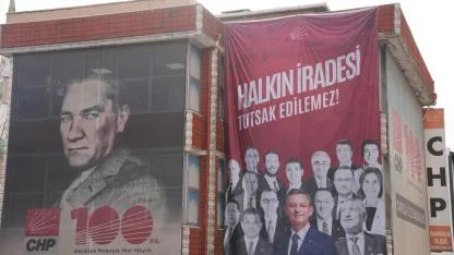 CHP Darıca İlçe Başkanlığı binasına belediye başkanlarının pankartı asıldı