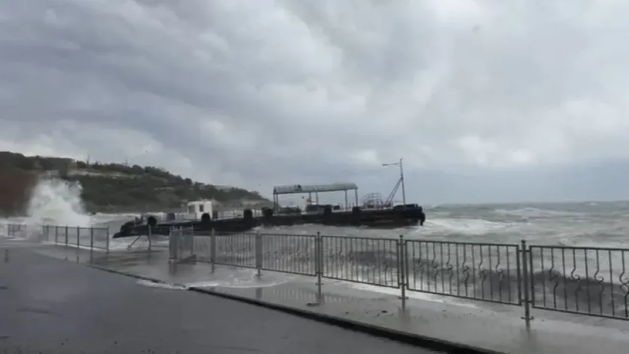 Darıca'da bulunan feribot iskelesi fırtınanın şiddetinden nasibini aldı!