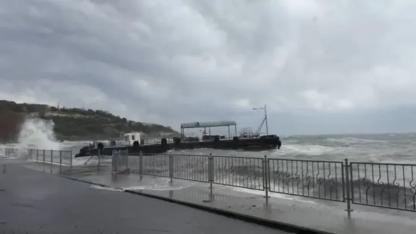 Darıca'da bulunan feribot iskelesinin halatları fırtınadan dolayı koptu