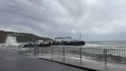 Darıca'da bulunan feribot iskelesinin halatları fırtınadan dolayı koptu