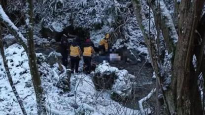 Deredeki otomobile 20 metre mesafede cesedi bulundu