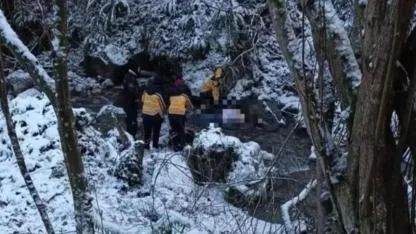 Deredeki otomobile 20 metre mesafede cesedi bulundu