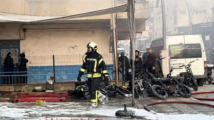 Elektrikli bisiklet tamiri ve satışı yapılan bir işyerinde çıkan yangın söndürüldü