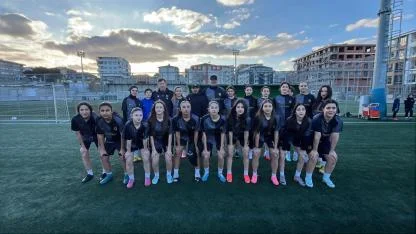 Erdal Söylemez’den Darıca Birlikspor kadın futbol takımına malzeme desteği