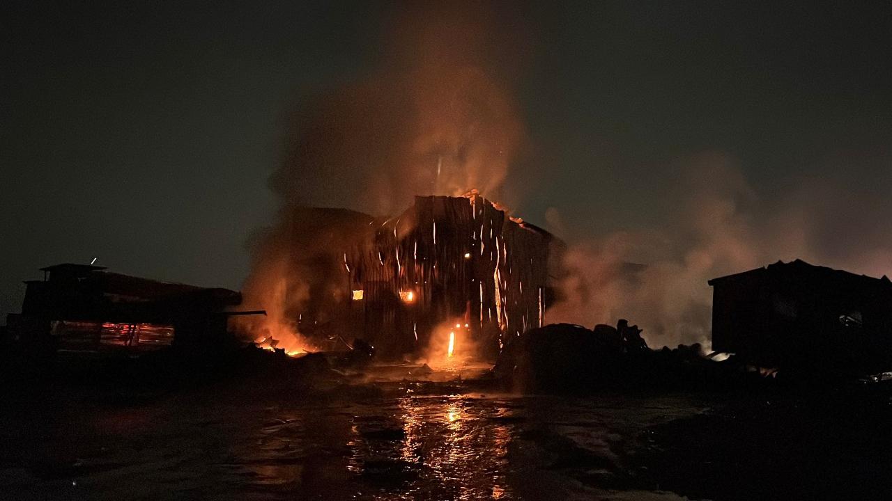 Gebze’de atık nalyon deposunda çıkan yangın söndürüldü
