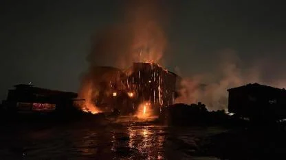 Gebze’de atık nalyon deposunda çıkan yangın söndürüldü