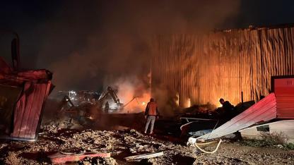 Gebze’de geri dönüşüm deposunda çıkan yangın, kontrol altına alındı