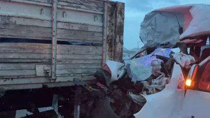 Gebze'de servis minibüsü ile saç yüklü kamyon çarpıştı: 7 yaralı