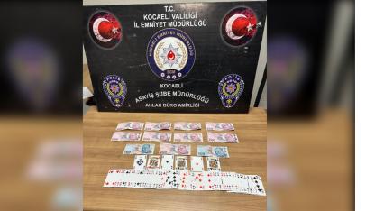 Gebze’deki bir kahvehanede denetim yapan polis, kumar oynatana da, oynayana da ceza kesti