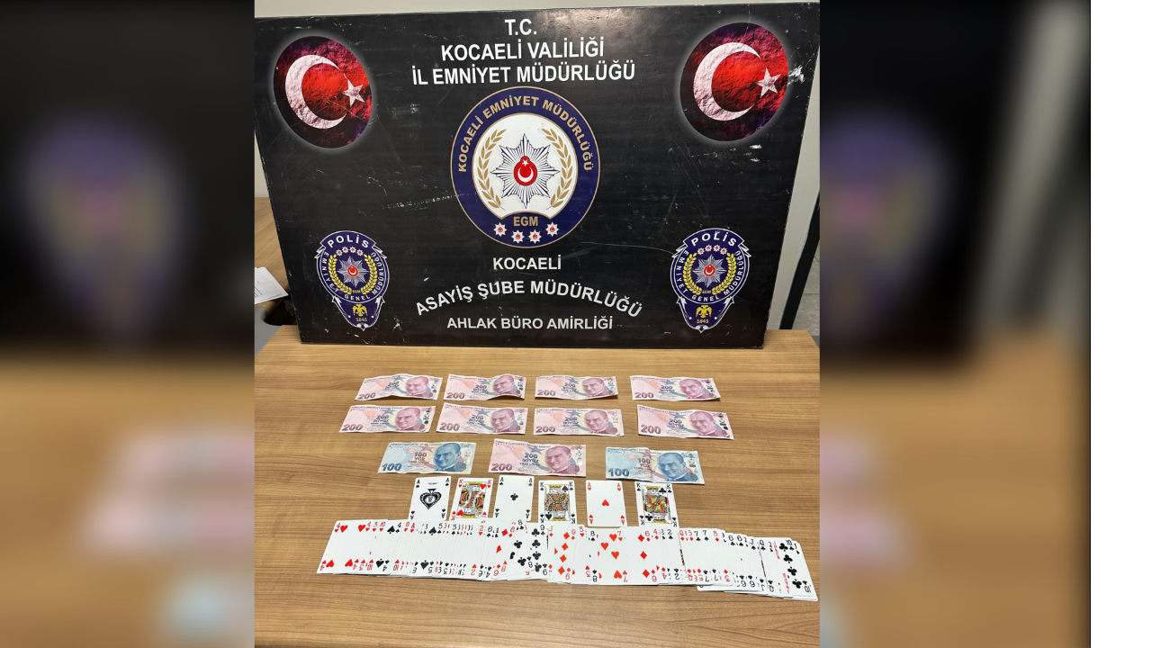 Gebze’deki bir kahvehanede denetim yapan polis, kumar oynatana da, oynayana da ceza kesti