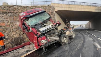 İstinat duvarına çarpan TIR’ın sürücüsü ağır yaralandı