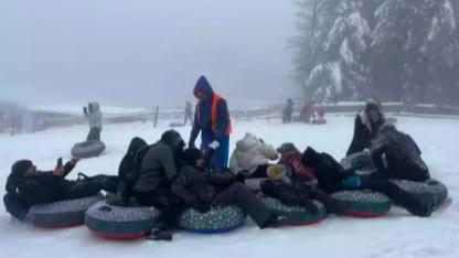 Kartepe’de kar keyfi; tatilciler şambrelle kaydı, kar topu oynadı