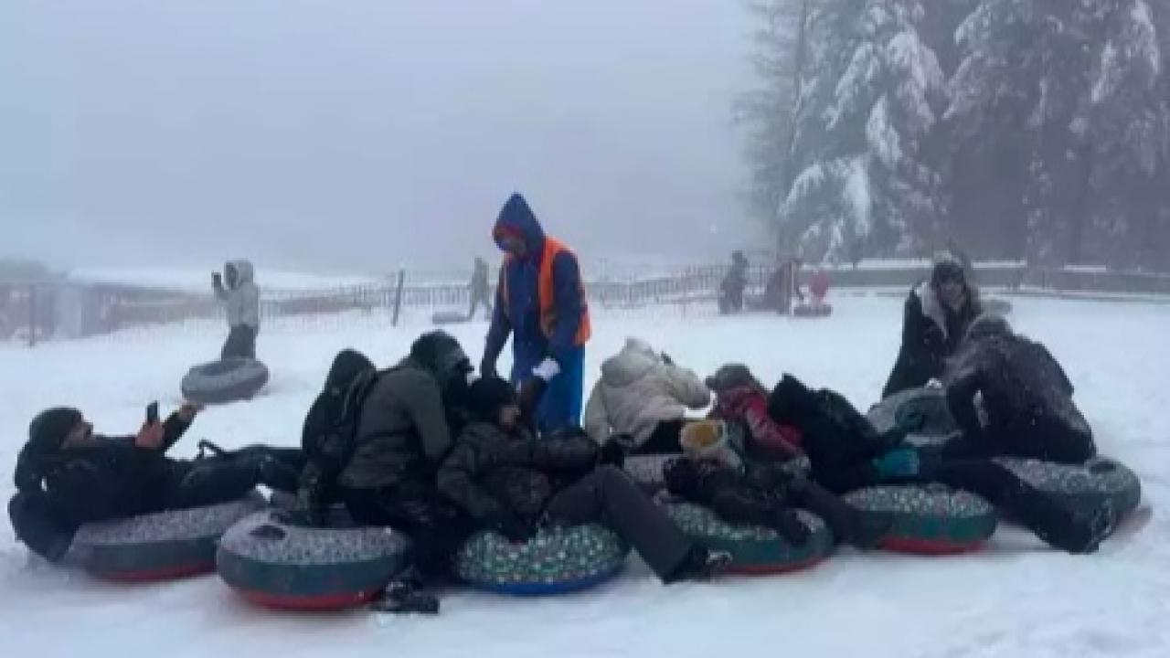 Kartepe’de kar keyfi; tatilciler şambrelle kaydı, kar topu oynadı